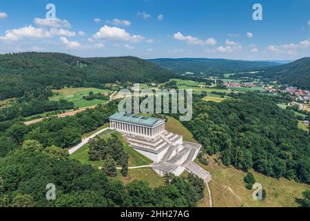 Vista dell'ampia valle del Danubio e del sito commemorativo di Walhalla ad est di Regensburg. Foto Stock