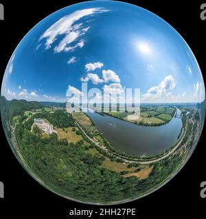 Vista dell'ampia valle del Danubio e del sito commemorativo di Walhalla ad est di Regensburg. Foto Stock