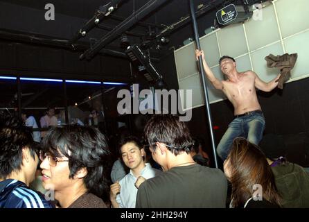 08 Nov 2003 Corea del Sud - Seoul Casa australiana dj Sig. John corso Visita nella festa della Corea del Sud a Seoul il 08 novembre 2003. Foto di Ryu seung il/POLARIS Foto Stock