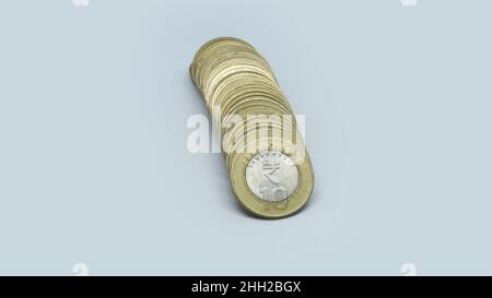 Pila di monete indiane Rupee. Dieci monete di rupie accatastate. Su sfondo bianco Foto Stock