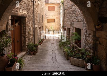 vecchia strada nella città medievale di guimera in catalogna Foto Stock