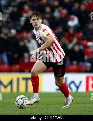 Il Callum Doyle di Sunderland si libra con la palla durante la partita della Sky Bet League One allo Stadium of Light, Sunderland. Data foto: Sabato 22 gennaio 2022. Foto Stock