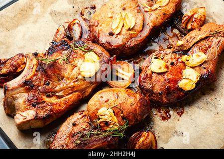 Carne di maiale fritta per il tavolo di Capodanno. Tritare l'osso. Foto Stock