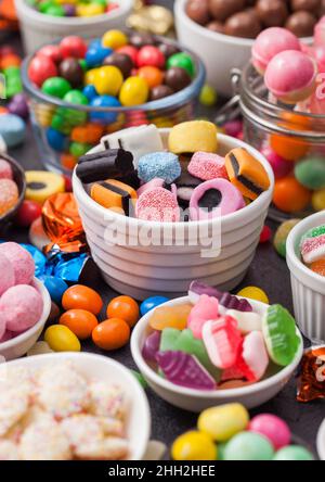 Liquirizia Allsets dolci mescolati in ceramica bianca su tavola leggera con caramelle di zucchero gelatina e bononi di cioccolato in guscio Foto Stock