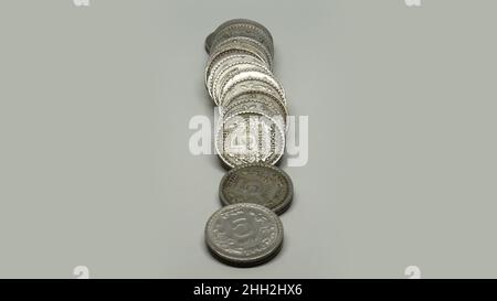 Monete indiane Rupee. Cinque monete da dieci rupie impilate in pile. Su sfondo bianco Foto Stock