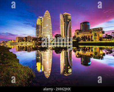 Vista dell'edificio Putrajaya al tramonto Foto Stock