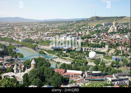 Centro della Georgia Capiale Tbilisi vista aerea drone città Foto Stock