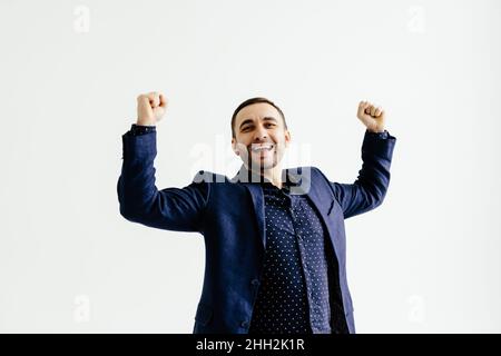 Ritratto di un giovane uomo d'affari energico che gode di successo, urlando contro il bianco - Foto Stock