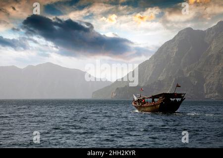 Dhow con turisti nei fiordi di Musandam, Khasab, Oman, Medio Oriente e Asia Foto Stock