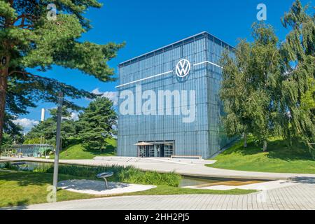 VW showroom in "l'Autostadt Wolfsburg' Foto Stock