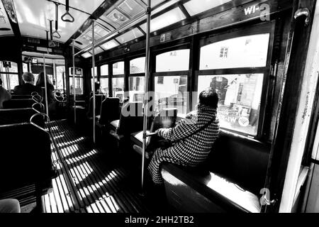 Lisbona, Portogallo - 6 marzo 2020: Tram colorato all'interno attraverso le strade storiche della Primavera di Lisbona sotto il cielo blu Foto Stock