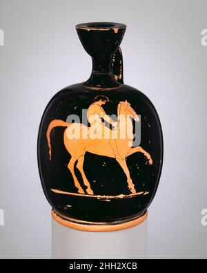 Terracotta squat lekythos (fiasca d'olio) ca. 430–420 a.C. Greco, Gioventù Attica sul cavallo Figure che guidano o cavalcano cavalli, un soggetto che era stato popolare sui primi vasi di figura nera, divenne di nuovo significativo durante la seconda metà del quinto secolo a.C. la ragione principale risiede nella decorazione scultorea del Partenone, Eseguito tra il 448 e il 432 a.C. circa, esercitò una profonda influenza sugli artisti che lavorano in tutti i media. Mentre i motivi equestri sono prominenti durante tutto il programma, i piloti che compongono l'estremità occidentale del fregio Partenone sicuramente ispirato il pittore di questo Foto Stock
