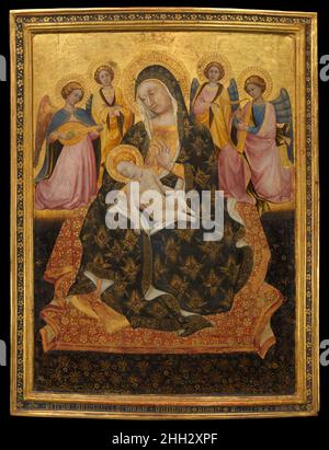 Madonna col Bambino con gli Angeli 1420 Pietro di Domenico da Montepulciano Italian questo splendido dipinto è notevole per la raffinatezza dei suoi disegni liberamente realizzati sul terreno d'oro. Il quadro allude all’umiltà della Madonna (seduta sull’erba), e ai suoi ruoli di Regina del Cielo (gli angeli arruolato sullo sfondo d’oro le sospendono una corona) e l’amato racchiuso in un giardino. Rivela il suo bambino addormentato, un'allusione al suo futuro sacrificio e morte. È una delle opere più belle di Pietro di Domenico, attivo nella regione delle Marche. Eccezionalmente, l'immagine Foto Stock