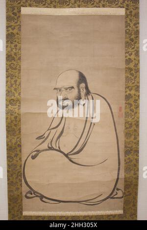 Bodhidharma (Daruma) 17th secolo attribuito a Kano Sanraku ???? Il giapponese Bodhidharma era un monaco indiano accreditato di trasmettere gli insegnamenti buddisti di Zen alla Cina nel 500s. Conosciuto come 'Daruma' in Giappone, è venerato come il primo patriarca di Zen. Qui è mostrato seduto, gettando il suo sguardo potente direttamente allo spettatore e mordendo il suo labbro inferiore. Seguendo un approccio di lunga data alla raffigurazione di Bodhidharma nell'Asia orientale, l'artista enfatizza i peli del viso e del corpo incavati della figura, nonché gli occhi gonfiati incorniciati da sopracciglia pronunciate. Indossa abiti semplici e grandi orecchini. I due Foto Stock