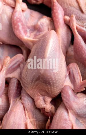 Carne cruda di quaglia di uccelli. Cibo sano Foto Stock