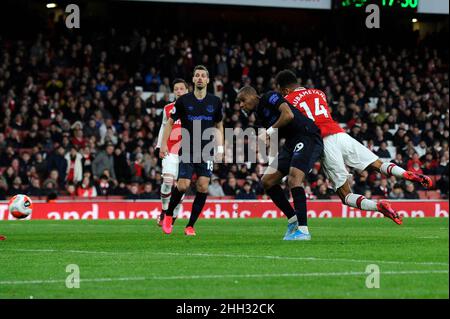 Pierre-Emerick Aubameyang dell'Arsenal segna il suo terzo goal durante la partita della Premier League tra Arsenal ed Everton all'Emirates Stadium di Londra, Regno Unito - 16th febbraio 2020 Foto Stock