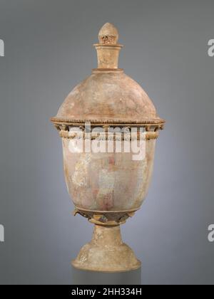 Vaso in terracotta 3rd–2nd secolo a.C. Greco, Siciliano, Centuripe sul corpo, tre donne e un ragazzo il coperchio di questo vaso Centuripe è separato dal corpo. A causa della fragilità della tecnica, la decorazione ancora visibile sul corpo non è più leggibile sul coperchio. Vaso in terracotta. Greco, Siciliano, Centuripe. 3rd–2nd secolo a.C. Terracotta. Ellenistico. Vasi Foto Stock