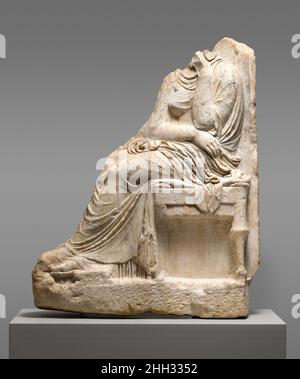 Frammento di stele di marmo (marcatore grave) ca. 400–375 a.C. Greco, rilievo Attico di una donna seduta su uno sgabello. La testa è mancante. Frammento di stele di marmo (marcatore grave). Greco, Attico. Ca. 400–375 A.C. Marmo, Pentelico. Tardo classico. Scultura di pietra Foto Stock