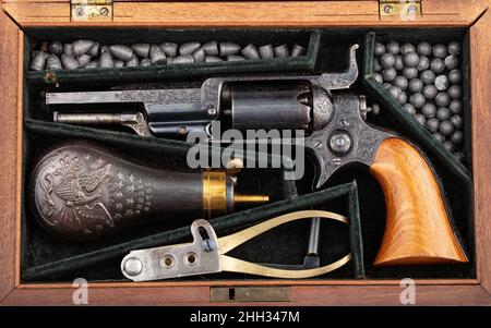 Revolver tascabile per percussione Colt modello 1855, n. di serie 4460, con Case e Accessori 1855 Samuel Colt American questo revolver è stato presentato da Samuel Colt a John P. Moore. Il manico è stato scolpito dalla Charter Oak, di proprietà di I. W. Stuart. Questo albero fu venerato come simbolo della lotta del Connecticut per la libertà. Revolver tascabile per percussione Colt modello 1855, n. di serie 4460, con custodia e accessori. Americano, Hartford, Connecticut. 1855. Acciaio, legno (quercia). Hartford, Connecticut. Armi da fuoco-Pistoli-Revolvers Foto Stock