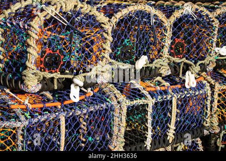 Nuovi granchi sono impilati sul molo nel porto di Scarborough in attesa di utilizzo. Realizzati con materiali moderni (plastica), sono fedeli ai vecchi disegni Foto Stock