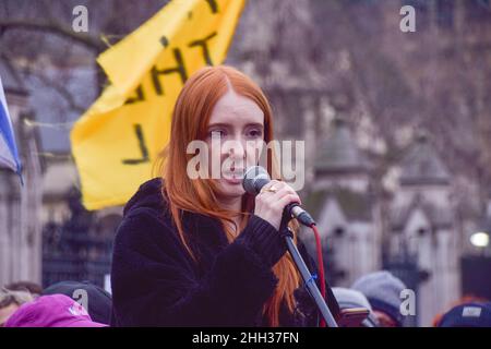 Londra, Regno Unito 15th gennaio 2022. L'attivista Patsy Stevenson, arrestato nella veglia Sarah Everard, parla in Piazza del Parlamento durante la protesta Kill the Bill. Migliaia di persone hanno marciato attraverso il centro di Londra per protestare contro la polizia, il crimine, la condanna e la legge giudiziaria, che renderà molti tipi di protesta illegale. Foto Stock