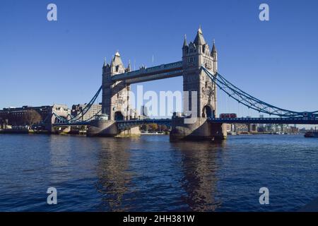 Londra, Regno Unito 13th gennaio 2022. Tower Bridge in una giornata limpida e soleggiata. Credito: Foto Stock