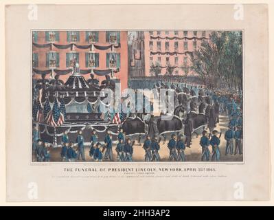 Il funerale del presidente Lincoln, New York, 25th aprile 1865, passando Union Square 1865 Currier & Ives soldati a piedi, e cavalli drappeggiato in stoffa nera, tirare un auto funerale ornately decorato portando la bara di Abraham Lincoln attraverso Union Square guardato da folle di pedoni. Il corpo di Lincoln si posò in stato nel municipio di New York il 24th e 25th aprile 1865. Dopo l'assassinio del presidente il 15th aprile, tre settimane di cerimonie di lutto si sono svolte in una serie di quattordici città, la bara portata di treno tra loro, prima della sepoltura a Springfield, Illinois, il 4th maggio. A New Yo Foto Stock