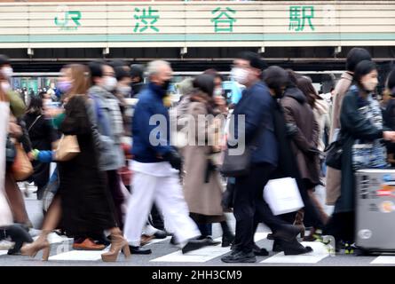 Tokyo, Giappone. 23rd Jan 2022. La gente attraversa una strada nel quartiere della moda Shibuya di Tokyo in mezzo allo scoppio del nuovo coronavirus di domenica 23 gennaio 2022. 9.468 persone sono state infettate con il COVID-19, il governo metropolitano di Tokyo ha annunciato il 23 gennaio. Credit: Yoshio Tsunoda/AFLO/Alamy Live News Foto Stock