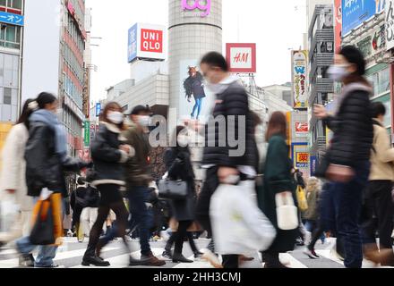 Tokyo, Giappone. 23rd Jan 2022. La gente attraversa una strada nel quartiere della moda Shibuya di Tokyo in mezzo allo scoppio del nuovo coronavirus di domenica 23 gennaio 2022. 9.468 persone sono state infettate con il COVID-19, il governo metropolitano di Tokyo ha annunciato il 23 gennaio. Credit: Yoshio Tsunoda/AFLO/Alamy Live News Foto Stock
