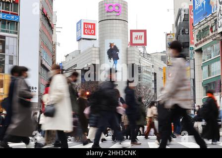 Tokyo, Giappone. 23rd Jan 2022. La gente attraversa una strada nel quartiere della moda Shibuya di Tokyo in mezzo allo scoppio del nuovo coronavirus di domenica 23 gennaio 2022. 9.468 persone sono state infettate con il COVID-19, il governo metropolitano di Tokyo ha annunciato il 23 gennaio. Credit: Yoshio Tsunoda/AFLO/Alamy Live News Foto Stock