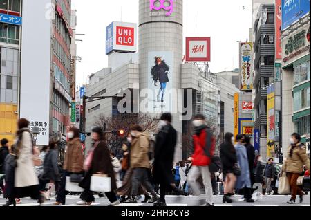 Tokyo, Giappone. 23rd Jan 2022. La gente attraversa una strada nel quartiere della moda Shibuya di Tokyo in mezzo allo scoppio del nuovo coronavirus di domenica 23 gennaio 2022. 9.468 persone sono state infettate con il COVID-19, il governo metropolitano di Tokyo ha annunciato il 23 gennaio. Credit: Yoshio Tsunoda/AFLO/Alamy Live News Foto Stock