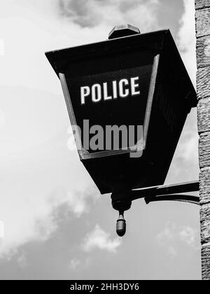 Un cartello/luce/lampada della stazione di polizia britannica in vecchio stile Foto Stock