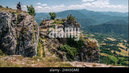 In cima alla pietra di Bismantova - pietra di Bismantova - Castelnovo ne Monti, Reggio Emilia, Emilia Romagna, Italia. Foto Stock