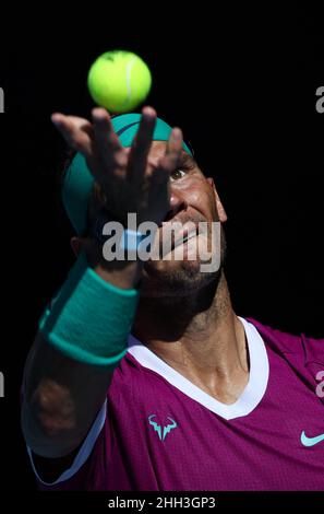 Melbourne, Australia. 23rd Jan 2022. Rafael Nadal di Spagna serve durante i singoli uomini 4th round match contro Adrian Mannarino di Francia all'Australian Open 2022, a Melbourne, Australia, il 23 gennaio 2022. Credit: Bai Xuefei/Xinhua/Alamy Live News Foto Stock