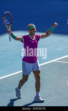 Melbourne, Australia. 23rd Jan 2022. Rafael Nadal di Spagna festeggia dopo il singolo maschile 4th round match contro l'Australian Open 2022, a Melbourne, Australia, il 23 gennaio 2022. Credit: Bai Xuefei/Xinhua/Alamy Live News Foto Stock