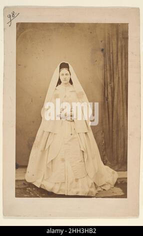 Nonne blanche (en pied) 1860s Pierre-Louis Pierson Francese. Nonne blanche (en pied). Pierre-Louis Pierson (francese, 1822–1913). 1860s. Stampa in argento albume da vetro negativo. Fotografie Foto Stock