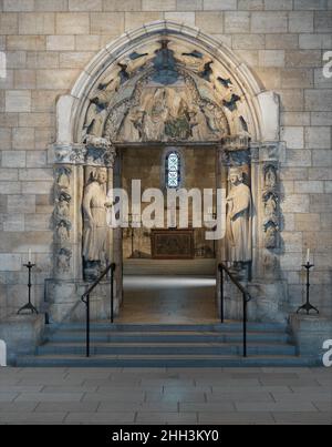 Porta da Moutiers-Saint-Jean ca. 1250 Francese secondo la tradizione, il monastero di Moutiers-Saint-Jean fu fondato dai primi re cristiani di Francia, Clovis e suo figlio Clothar. Sono quasi certamente i donatori che si trovano da entrambe le parti e che presentano i loro titoli. Le piccole figure sedute su entrambi i lati rappresentano gli antenati della Vergine e di Cristo, compreso Mosè. Il timpano di cui sopra mostra l'incoronazione della Vergine in cielo, uno dei soggetti più popolari dell'arte francese del XIII secolo, nonostante i danni subiti durante i periodi tumultuosi, la resa naturalistica della AN Foto Stock