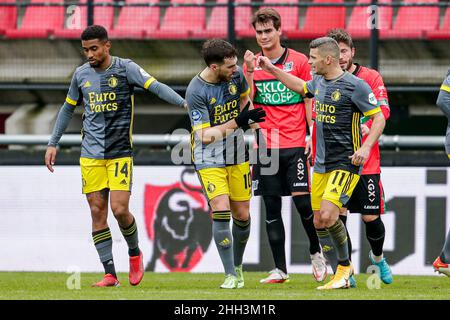 NIJMEGEN, PAESI BASSI - GENNAIO 23: Orkun Kokcu di Feyenoord festeggia dopo aver segnato il suo primo gol squadre, Bryan Lissen di Feyenoord, Lasse Schone DI N.C.A. sembra sconcertato dopo aver conceduto il suo primo gol ai lati durante la partita olandese Eredivie tra N.C.A. e Feyenoord a Goffertstadion il 23 gennaio 2022 a Nijmegen, Paesi Bassi (Foto di Broer van den Boom/Orange Pictures) Foto Stock