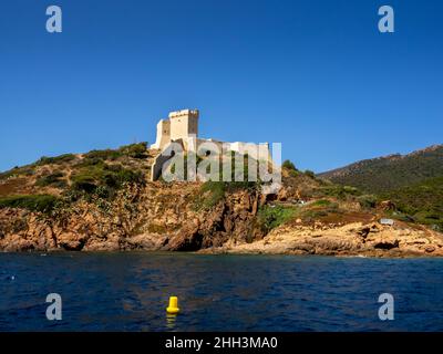 Vista sulla fortezza quando si entra nel porto di Girolata in una giornata di sole Foto Stock