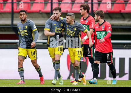 NIJMEGEN, PAESI BASSI - GENNAIO 23: Orkun Kokcu di Feyenoord celebra dopo aver segnato il suo primo gol squadre, Reiss Nelson di Feyenoord, Bryan Lissen di Feyenoord, Lasse Schone di N.C.A. sembra abbattuto dopo aver conceduto il suo primo gol lati, Rodrigo Guth di N.C.A. durante la partita olandese di Eredivie tra N.C.A. e Feyenoord a Goffertstadion il 23 gennaio 2022 a Nijmegen, Olanda (Foto di Broer van den Boom/Orange Pictures) Foto Stock