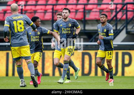 NIJMEGEN, PAESI BASSI - GENNAIO 23: Orkun Kokcu di Feyenoord festeggia dopo aver segnato il suo primo gol squadre, Tirell Malacia di Feyenoord, Guus Til di Feyenoord, Reiss Nelson di Feyenoord durante la partita olandese Eredivie tra N.C.A. e Feyenoord a Goffertstadion il 23 gennaio 2022 a Nijmegen, Olanda (foto di Boom van den Broer) Foto Stock