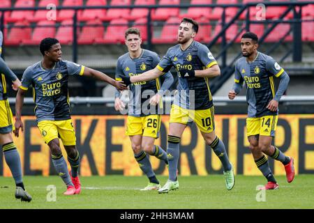 NIJMEGEN, PAESI BASSI - GENNAIO 23: Orkun Kokcu di Feyenoord festeggia dopo aver segnato il suo primo gol squadre, Tirell Malacia di Feyenoord, Guus Til di Feyenoord, Reiss Nelson di Feyenoord durante la partita olandese Eredivie tra N.C.A. e Feyenoord a Goffertstadion il 23 gennaio 2022 a Nijmegen, Olanda (foto di Boom van den Broer) Foto Stock