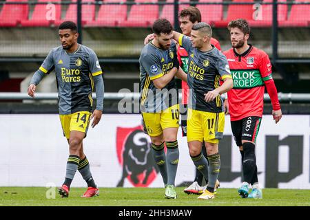 NIJMEGEN, PAESI BASSI - GENNAIO 23: Orkun Kokcu di Feyenoord festeggia dopo aver segnato il suo primo gol squadre, Bryan Lissen di Feyenoord, Lasse Schone DI N.C.A. sembra sconcertato dopo aver conceduto il suo primo gol ai lati durante la partita olandese Eredivie tra N.C.A. e Feyenoord a Goffertstadion il 23 gennaio 2022 a Nijmegen, Paesi Bassi (Foto di Broer van den Boom/Orange Pictures) Foto Stock