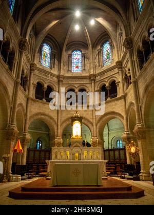 Altare maggiore della Cattedrale di Nîmes, Francia Foto Stock