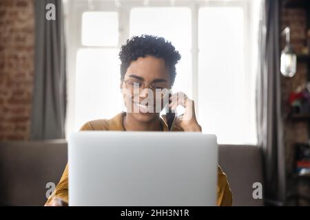 Felice soddisfatto professionista africano di affari che lavora al portatile Foto Stock
