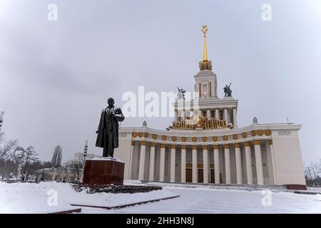 Dicembre 18, 2021. Mosca. Russia: Monumento a Vladimir Lenin di fronte al Padiglione Centrale. La Mostra dei risultati dell'economia nazionale VDNH Foto Stock