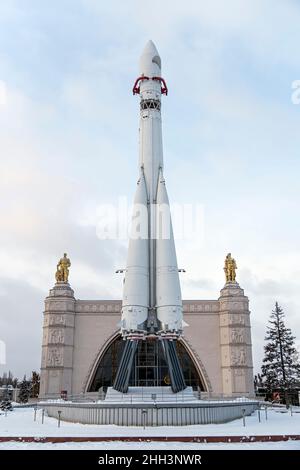 Monumento a Vostok razzo spazio. Lancio del razzo che porta la prima navicella Vostok con equipaggio il 12 aprile 1961. Dicembre 18, 2021. Mosca. Russia Foto Stock