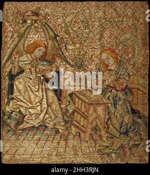 Ricamo con l'Annunciazione metà 15th secolo Netherlandh in un interno domestico, la Vergine Maria si inginocchia davanti ad un prie-dieu su cui poggia il suo libro di preghiera. L'arcangelo Gabriele, a sinistra, la saluta con l'annuncio evangelico della prossima nascita di Gesù: 'Ave Maria gratia plena dominus tecum' ('Ave Maria, piena di grazia, il Signore è con te', Luca 1:28). Questo ricamo, originariamente parte di un orphrey (una fascia decorativa su un vestimento sacerdotale) o di un altare frontale, è praticamente intatto. I cimeli a sinistra e a destra sono conservati, e la parte superiore e inferiore sono stati accorciati solo s Foto Stock