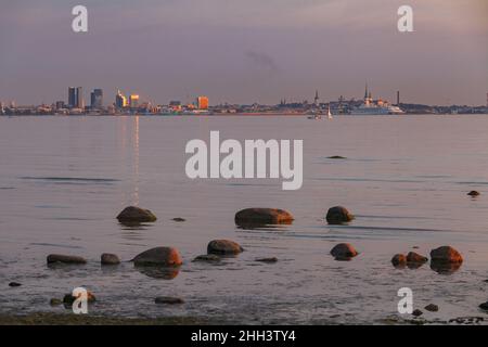 Splendida vista panoramica della città vecchia di Tallinn dal mare al tramonto. Vista panoramica, skyline di Tallinn Foto Stock