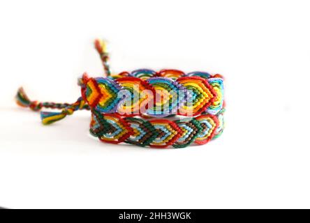 Braccialetti fai da te in tessuto amicizia con diversi tipi di intrecciatura. Accessorio estivo Foto Stock